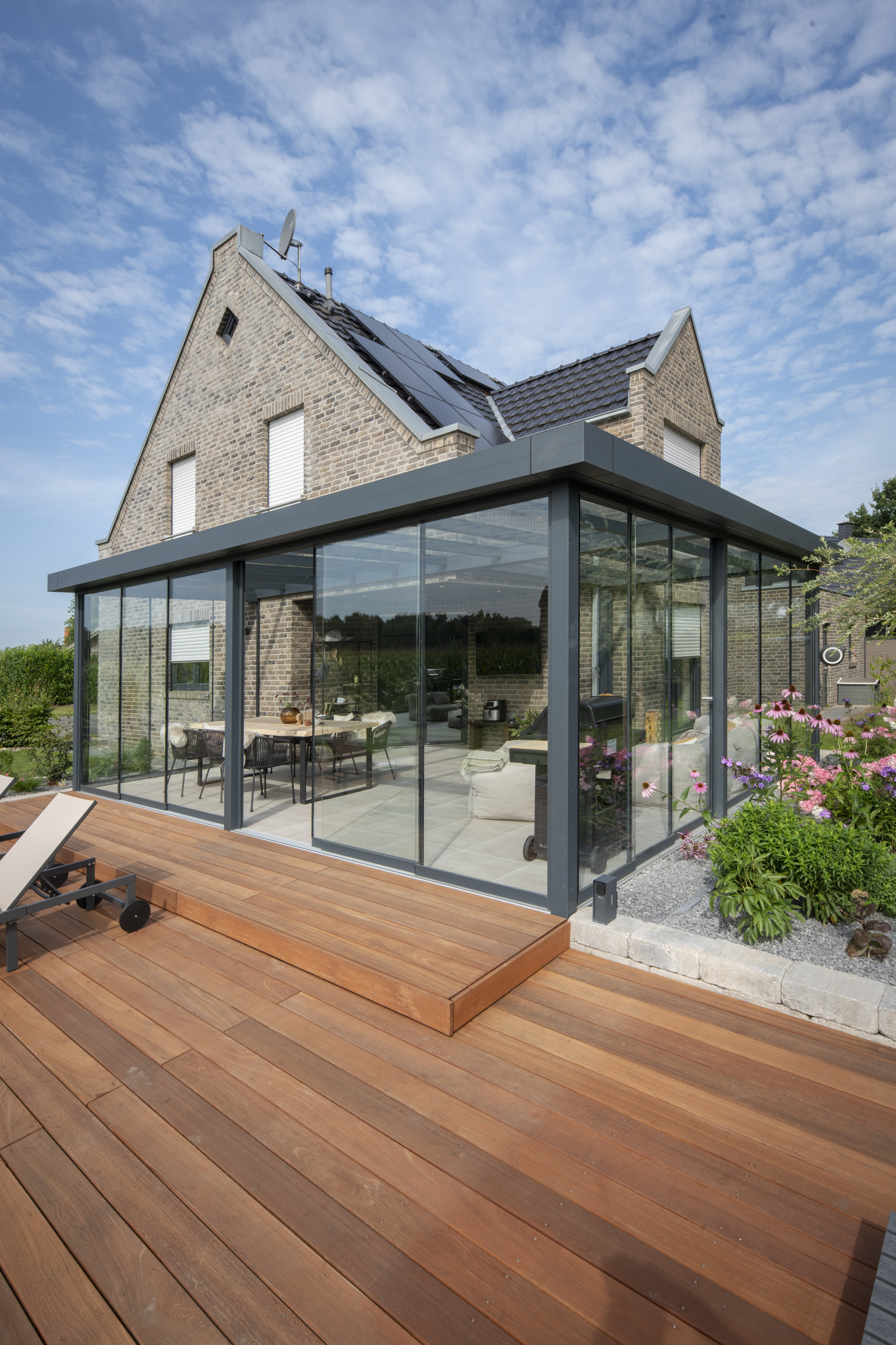 Moderner Glasanbau mit Flachdach