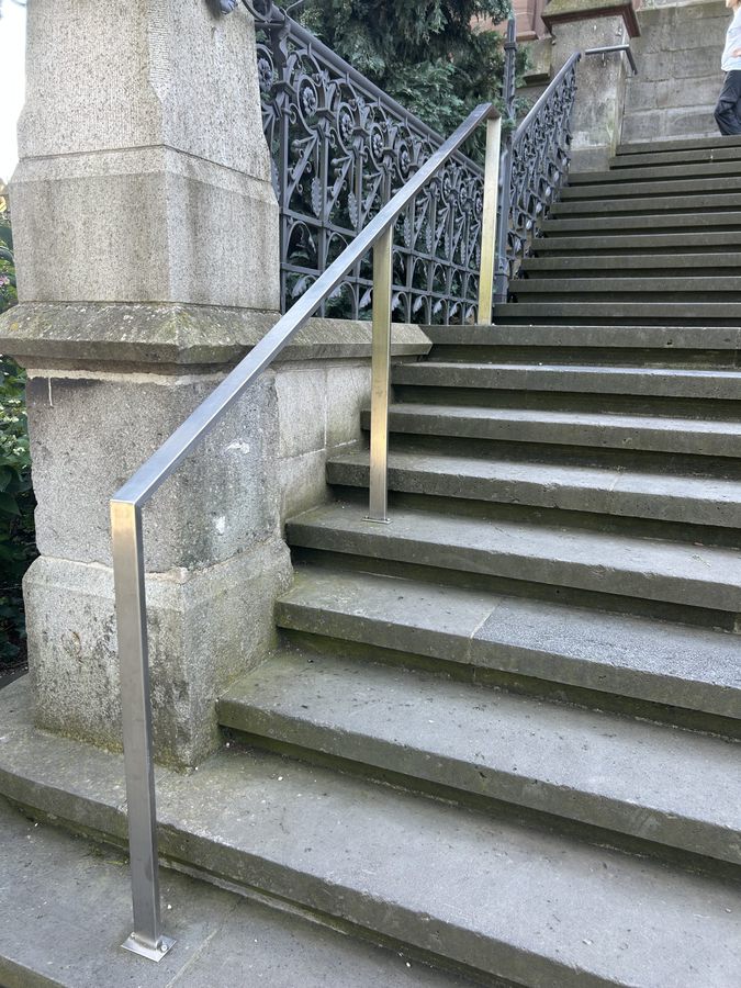 Handlauf aus Edelstahl an einer Steintreppe