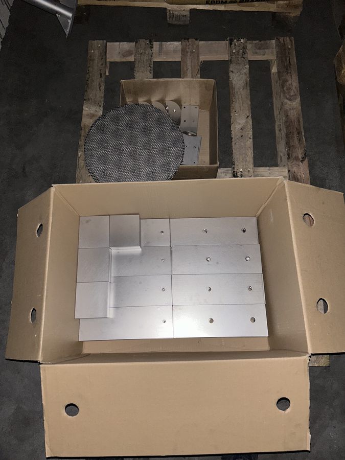 Zugeschnittene Blechteile, im Karton verpackt