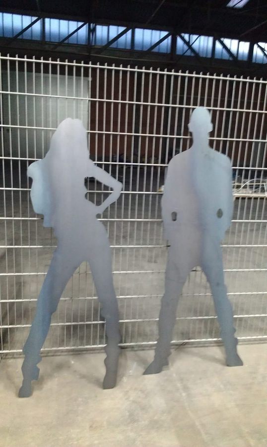 Zwei Personen-Silhouetten aus Stahlblech