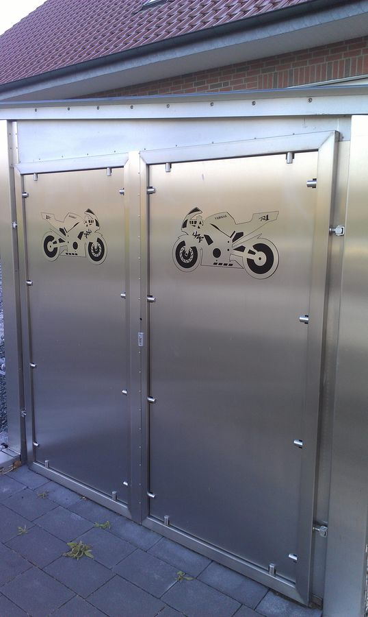 Edelstahl-Türen mit gelasertem Motorrad-Motiv